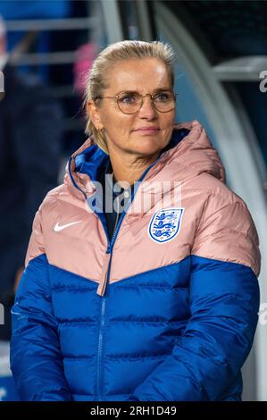 Melbourne, Australien. 13. Aug. 2023. England Managerin Sarina Wiegman beim FIFA Women's World Cup 2023 zwischen England Women und Colombia Women im Melbourne Rectangular Stadium, Melbourne, Australien, am 12. August 2023. Foto von Richard Nicholson. Nur redaktionelle Verwendung, Lizenz für kommerzielle Verwendung erforderlich. Keine Verwendung bei Wetten, Spielen oder Veröffentlichungen von Clubs/Ligen/Spielern. Kredit: UK Sports Pics Ltd/Alamy Live News Stockfoto