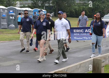 Flushing Park, New York, USA, 112. August 2023 - Bürgermeister Eric Adams tritt am Samstag, den 12. August 2023, am Hong Kong Dragon Boat Festival 2023 mit der Mayors Community Affairs Unit (CAU) am Meadow Lake in Flushing Meadows Corona Park, Queens, an. Foto: Luiz Rampelotto/EuropaNewswire Stockfoto