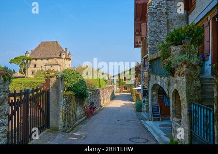 Yvoire, Frankreich - 15. April 2022: Eine Landschaft rund um das Dorf Yvoire an einem sonnigen Tag. Yvoire liegt am Ufer des Genfer Sees. Touristen besuchen immer das Stockfoto