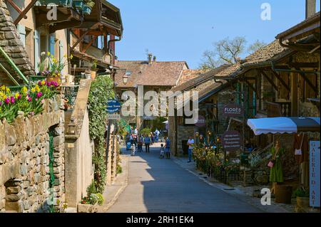 Yvoire, Frankreich - 15. April 2022: Eine Landschaft rund um das Dorf Yvoire an einem sonnigen Tag. Yvoire liegt am Ufer des Genfer Sees. Touristen besuchen immer das Stockfoto