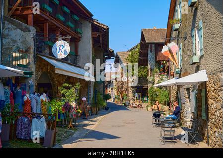 Yvoire, Frankreich - 15. April 2022: Eine Landschaft rund um das Dorf Yvoire an einem sonnigen Tag. Yvoire liegt am Ufer des Genfer Sees. Touristen besuchen immer das Stockfoto