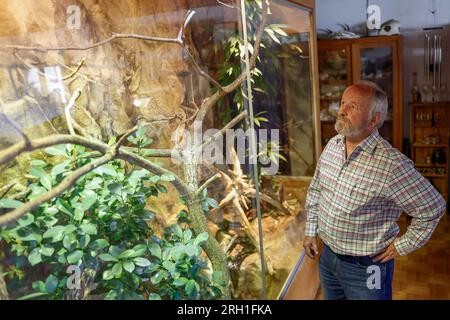 Lauf An Der Pegnitz, Deutschland. 18. Juli 2023. Helmut Mägdefrau steht vor seinem Reptiliengehege. Er hat mehrere Reptilien in seinem Haus in Bayern. Tiere wie diese haben viele Fans, aber manchmal werden sie zu leichtfertig gekauft. (Zu dpa: "Reptilien als Haustiere - Faszination für Konsequenzen") Kredit: Daniel Löb/dpa/Alamy Live News Stockfoto