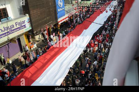 Bogor, West Java, Indonesien. 13. Aug. 2023. Indonesische Soldaten parieren vor dem Independence Day 78. in Bogor mit indonesischer Nationalflagge. Indonesien wird am 17. August den 78. Jahrestag seiner Unabhängigkeit von der niederländischen Herrschaft begehen. (Kreditbild: © Adriana Adie/ZUMA Press Wire) NUR REDAKTIONELLE VERWENDUNG! Nicht für den kommerziellen GEBRAUCH! Kredit: ZUMA Press, Inc./Alamy Live News Stockfoto