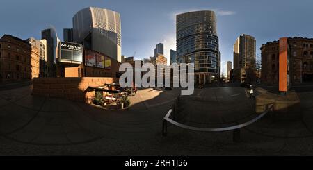 360 Grad Panorama Ansicht von Museum of Sydney MOS Phillip and Bridge St mit Blick auf den Quay Quarter Tower, dem Ort des ersten Regierungsgebäudes Australiens, mit tiefem Schatten und hellem Sonnenlicht