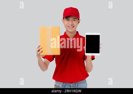 Porträtieren Sie einen jungen asiatischen Mann in einer Uniform, in der er steht, und zeigen Sie ihn mit einem isolierten weißen Hintergrund und einem Überbringer Stockfoto