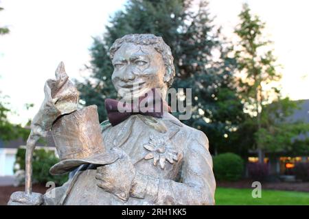 "Kupfergekleidete Romantik blüht, die elegante erste Geste eines Gentleman, die eine blühende Verbindung inmitten des Flüsterens und der zärtlichen Gefühle der Natur bietet." Stockfoto