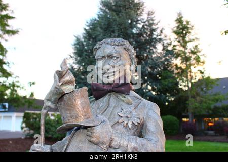 "Kupfergekleidete Romantik blüht, die elegante erste Geste eines Gentleman, die eine blühende Verbindung inmitten des Flüsterens und der zärtlichen Gefühle der Natur bietet." Stockfoto