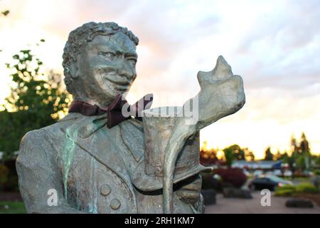 "Kupfergekleidete Romantik blüht, die elegante erste Geste eines Gentleman, die eine blühende Verbindung inmitten des Flüsterens und der zärtlichen Gefühle der Natur bietet." Stockfoto