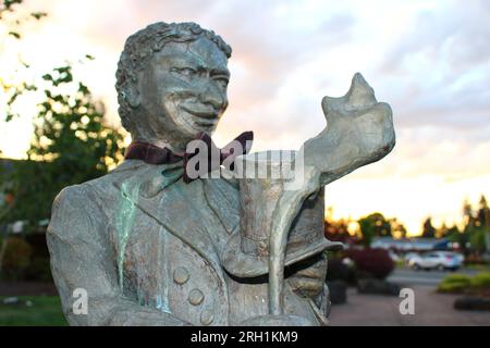 "Kupfergekleidete Romantik blüht, die elegante erste Geste eines Gentleman, die eine blühende Verbindung inmitten des Flüsterens und der zärtlichen Gefühle der Natur bietet." Stockfoto