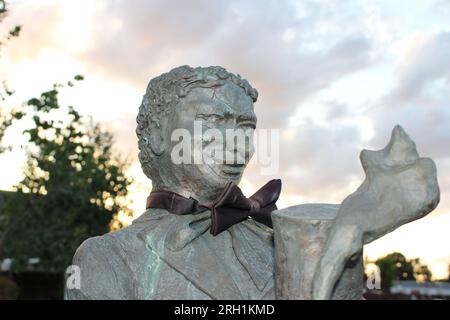 "Kupfergekleidete Romantik blüht, die elegante erste Geste eines Gentleman, die eine blühende Verbindung inmitten des Flüsterens und der zärtlichen Gefühle der Natur bietet." Stockfoto