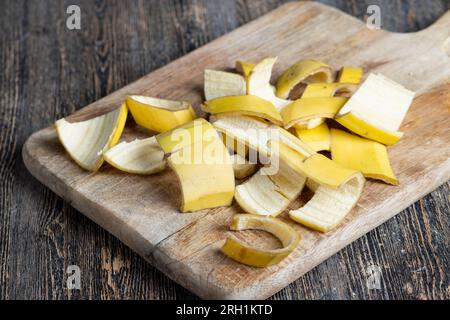 Die gelbe Schale, die nach den Bananen auf dem Brett zurückgelassen wurde, die leere Schale der Bananen, nachdem sie gereinigt wurden, das ist Müll Stockfoto