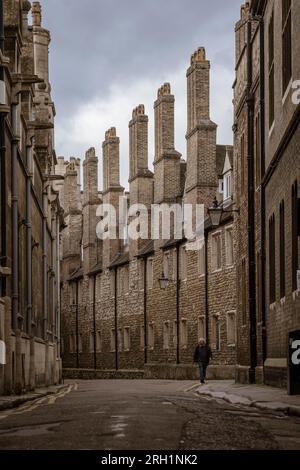 Ein alter Mann, der durch die Kaminstraße in Cambridge spaziert Stockfoto