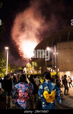 Tokio, Japan. 12. Aug. 2023. Die Menschen genießen das Feuerwerk, das den Himmel in der Nähe des Japan National Stadium in Tokio erhellt. Über dem Meiji-Jingu-Stadion oder dem Rugby-Stadion Chichibunomiya in der Nähe des Olympiastadions wurden etwa 10 Feuerwerke freigesetzt. (Kreditbild: © Rodrigo Reyes Marin/ZUMA Press Wire) NUR REDAKTIONELLE VERWENDUNG! Nicht für den kommerziellen GEBRAUCH! Kredit: ZUMA Press, Inc./Alamy Live News Stockfoto