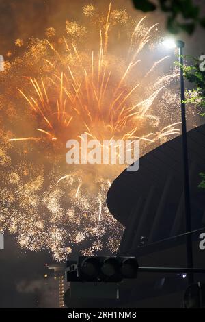 Tokio, Japan. 12. Aug. 2023. Ein Feuerwerk erhellt den Himmel in der Nähe des Japan National Stadium in Tokio. Über dem Meiji-Jingu-Stadion oder dem Rugby-Stadion Chichibunomiya in der Nähe des Olympiastadions wurden etwa 10 Feuerwerke freigesetzt. (Kreditbild: © Rodrigo Reyes Marin/ZUMA Press Wire) NUR REDAKTIONELLE VERWENDUNG! Nicht für den kommerziellen GEBRAUCH! Kredit: ZUMA Press, Inc./Alamy Live News Stockfoto