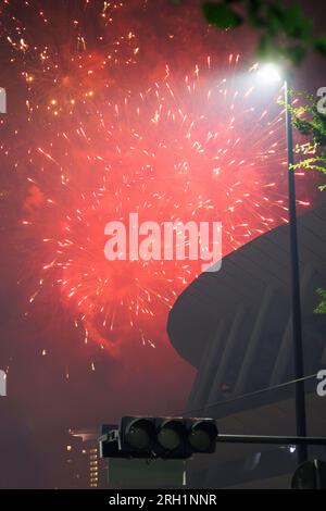 Tokio, Japan. 12. Aug. 2023. Ein Feuerwerk erhellt den Himmel in der Nähe des Japan National Stadium in Tokio. Über dem Meiji-Jingu-Stadion oder dem Rugby-Stadion Chichibunomiya in der Nähe des Olympiastadions wurden etwa 10 Feuerwerke freigesetzt. (Kreditbild: © Rodrigo Reyes Marin/ZUMA Press Wire) NUR REDAKTIONELLE VERWENDUNG! Nicht für den kommerziellen GEBRAUCH! Kredit: ZUMA Press, Inc./Alamy Live News Stockfoto