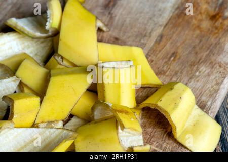 Die gelbe Schale, die nach den Bananen auf dem Brett zurückgelassen wurde, die leere Schale der Bananen, nachdem sie gereinigt wurden, das ist Müll Stockfoto