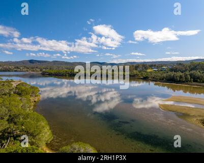 Unvergleichlicher Blick auf Aislings Beach und Curalo Lagoon in Eden an der Südküste von NSW, Australien Stockfoto