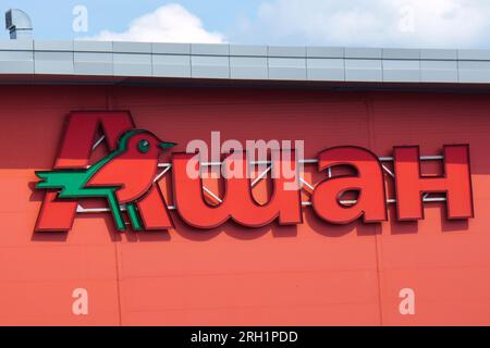 Tjumen, Russland-09. August 2023: Auchan-Schild am Fassadengebäude. Auchan ist ein französischer multinationaler Einzelhandelskonzern Stockfoto