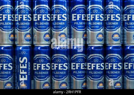 Tyumen, Russland-09. August 2023: Dosen von Efes Pilsener, beliebte Biermarke. Regal des Supermarkts. Stockfoto