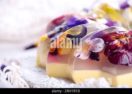 Einzigartigen japanischen Dessert Havaro von Gelee und Bayrisch Creme mit essbaren violetten Blüten. Gelatine gesunde Ernährung Dessert. Stockfoto