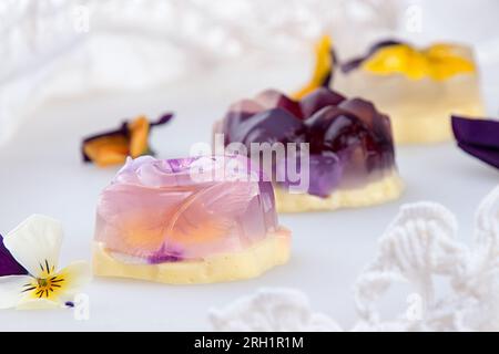 Einzigartigen japanischen Dessert Havaro von Gelee und Bayrisch Creme mit essbaren violetten Blüten. Gelatine gesunde Ernährung Dessert. Stockfoto