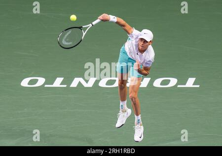 Toronto, Kanada. 12. Aug. 2023. Jannik Sünder spielt am 12. August 2023 bei den National Bank Open 2023 in Toronto, Kanada, beim Halbfinale der HerrenSingles zwischen Tommy Paul aus den USA und Jannik Sünder aus Italien. Kredit: Zou Zheng/Xinhua/Alamy Live News Stockfoto