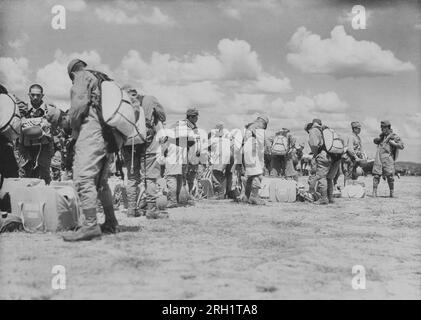 Schlacht von Palembang, 13-15 1942. Februar. Luftakteure des „Teishin Shudan“ der kaiserlichen Japanischen Armee (Jägergruppe) ziehen ihre Sprungkittel an und sichern sich ihre Fallschirmausrüstung zur Vorbereitung ihres Überfalls auf Palembang im Februar 14 1942. Stockfoto