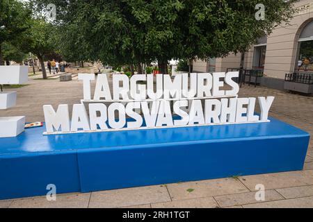 Three dimensional letters of the city of Târgu Mureș. Also the Hungarian name of the city, Marosvásárhely is shown. Stockfoto
