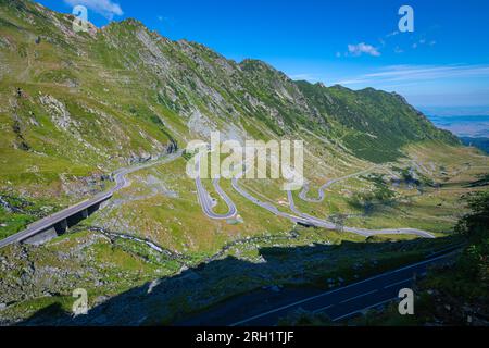 Aerial view of hairpin turns of Transfagaras Mountain Road in southern Carpathian Mountains of Romania. Stockfoto