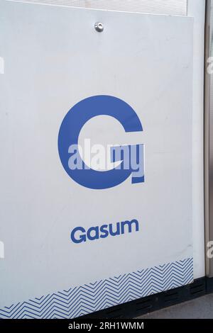 Nahaufnahme des Gasum-Logos in der Erdgastankstelle. Lahti, Finnland. 29. Juli 2023. Stockfoto