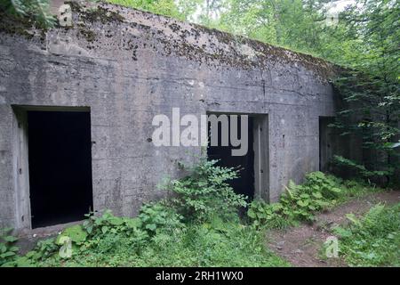 Einstöckiges Betongebäude namens Kasyno, auf dem Boden des Komplexes Osowka von Projekt Riese in Gluszyca, Polen. 1943 startete Nazideutschland Stockfoto