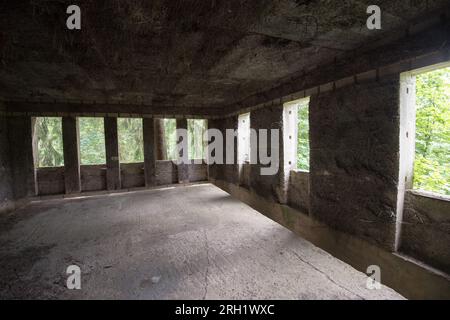 Einstöckiges Betongebäude namens Kasyno, auf dem Boden des Komplexes Osowka von Projekt Riese in Gluszyca, Polen. 1943 startete Nazideutschland Stockfoto