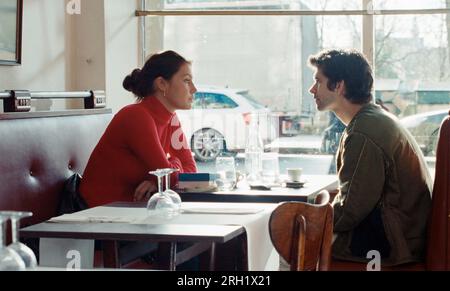 BEN WHISHAW und ADELE EXARCHOPOULOS in PASSAGEN (2023) unter der Regie von IRA SACHS. Kredit: SBS-PRODUKTIONEN/Album Stockfoto