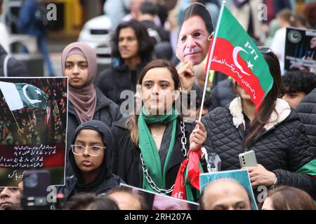 Sydney, Australien. 13. August 2023. Schätzungsweise zweihundert Anhänger der pakistanischen Tehreek-e-Insaf-Partei, die 1996 vom pakistanischen Cricketspieler Imran Khan gegründet wurde, protestierten vor dem Rathaus von Sydney um seine Freilassung. Kredit: Richard Milnes/Alamy Live News Stockfoto