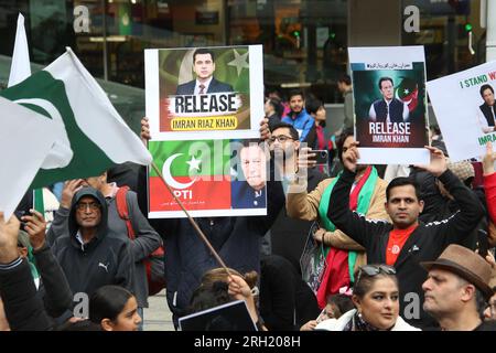 Sydney, Australien. 13. August 2023. Schätzungsweise zweihundert Anhänger der pakistanischen Tehreek-e-Insaf-Partei, die 1996 vom pakistanischen Cricketspieler Imran Khan gegründet wurde, protestierten vor dem Rathaus von Sydney um seine Freilassung. Kredit: Richard Milnes/Alamy Live News Stockfoto