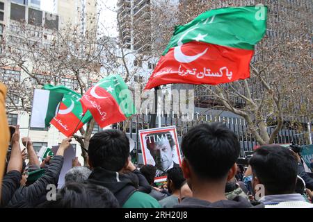 Sydney, Australien. 13. August 2023. Schätzungsweise zweihundert Anhänger der pakistanischen Tehreek-e-Insaf-Partei, die 1996 vom pakistanischen Cricketspieler Imran Khan gegründet wurde, protestierten vor dem Rathaus von Sydney um seine Freilassung. Kredit: Richard Milnes/Alamy Live News Stockfoto