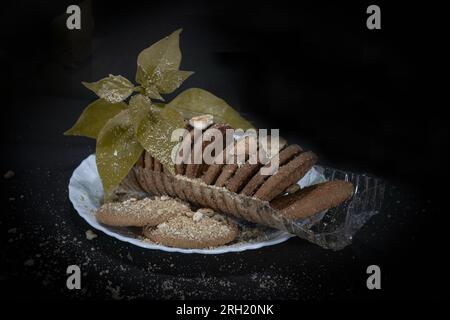 Weizenkekse auf der weißen Melaminplatte mit schwarzem Hintergrund. Indische Kekse, in Indien weithin bekannt als Chai-Biscuit Stockfoto