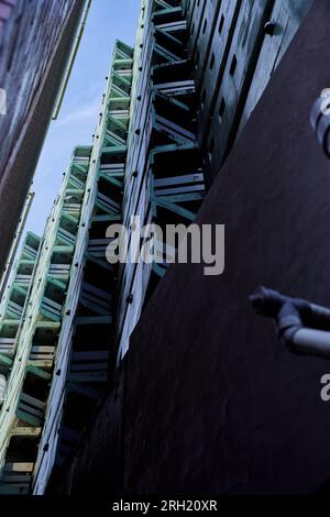 New Sky Building No. 3 / Gunkan Building（Designed by Watanabe Yoji, 1972), Detail; Tokyo, Japan Stockfoto