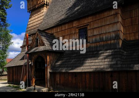 Veranda auf der Südseite der gotischen Holzkirche aus dem späten 1400s. Jahrhundert in Dębno Podhalańskie in Polen. Stockfoto