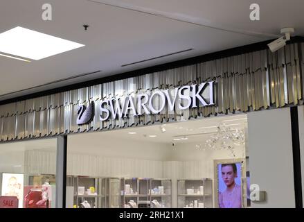 Thessaloniki, Griechenland 01.08.2023 Swarovski-Geschäft im mediterranen Einkaufszentrum Cosmos Stockfoto