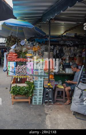 Brasilien: Ein Gemüsehändler mit Obst und Gemüse auf dem Markt in den Straßen von Rocinha, der berühmtesten Favela von Rio de Janeiro Stockfoto