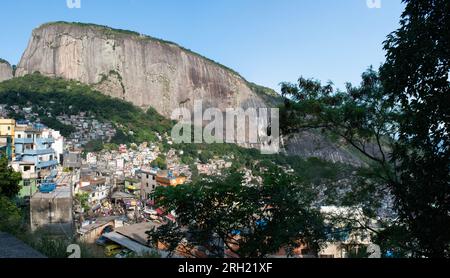 Brasilien: Die Berge und die Panorama-Skyline von Rocinha, der berühmten Favela im südlichen Teil von ​​Rio de Janeiro, dem größten Slum des Landes Stockfoto