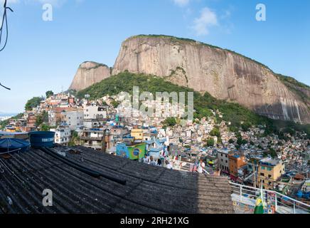 Brasilien: Die Berge und die Panorama-Skyline von Rocinha, der berühmten Favela im südlichen Teil von ​​Rio de Janeiro, dem größten Slum des Landes Stockfoto