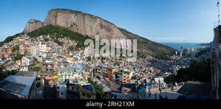 Brasilien: Die Berge und die Panorama-Skyline von Rocinha, der berühmten Favela im südlichen Teil von ​​Rio de Janeiro, dem größten Slum des Landes Stockfoto