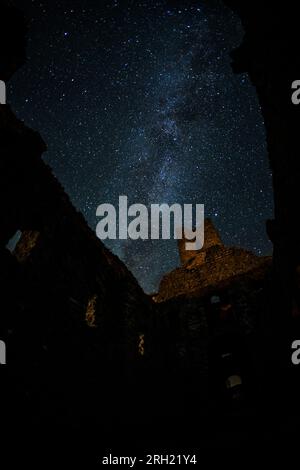 Split, Kroatien. 13. Aug. 2023. Ein Blick auf Meteoritenstreifen am Nachthimmel während des jährlichen Perseid-Meteoritenschauers über den Ruinen der Heiligen Heilskirche, die im 9. Jahrhundert in Civljane, Kroatien, am 13. August 2023 erbaut wurde. Foto: Zvonimir Barisin/PIXSELL Credit: Pixsell/Alamy Live News Stockfoto