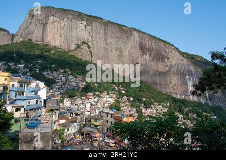 Brasilien: Die Berge und die Panorama-Skyline von Rocinha, der berühmten Favela im südlichen Teil von ​​Rio de Janeiro, dem größten Slum des Landes Stockfoto