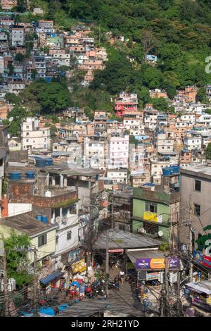 Brasilien: Skyline und Detailansicht von Rocinha, der berühmtesten Favela in ​​Rio de Janeiro, dem größten Slum des Landes Stockfoto