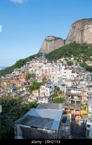 Brasilien: Die Berge und die Panorama-Skyline von Rocinha, der berühmten Favela im südlichen Teil von ​​Rio de Janeiro, dem größten Slum des Landes Stockfoto