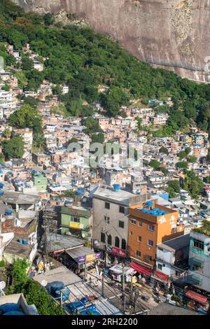 Brasilien: Skyline und Detailansicht von Rocinha, der berühmtesten Favela in ​​Rio de Janeiro, dem größten Slum des Landes Stockfoto