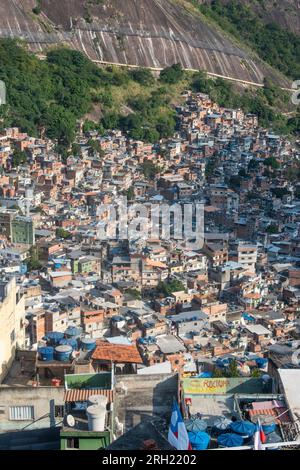 Brasilien: Skyline und Detailansicht von Rocinha, der berühmtesten Favela in ​​Rio de Janeiro, dem größten Slum des Landes Stockfoto